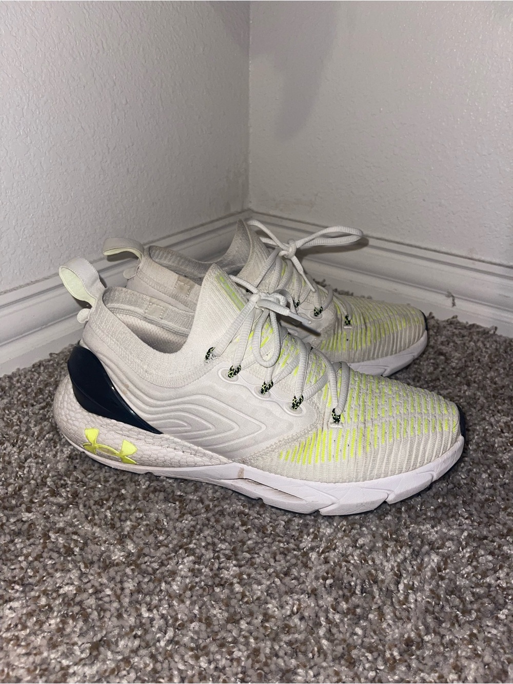 Under Armour Womens White & Neon Yellow Athletic Shoes